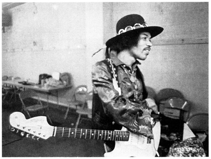 Jimi Hendrix em imagem reproduzida do livro